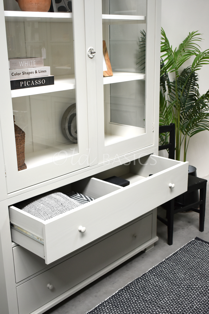 Detail van Zweedse vitrinekast, 2 deuren, RAL7032, grijs, materiaal hout